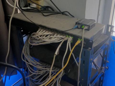 ภาพการเชื่อมเครื่องคอมพิวเตอร์ Server และการวาง Switch HUB