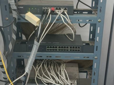 ภาพการเชื่อมเครื่องคอมพิวเตอร์ Server และการวาง Switch HUB